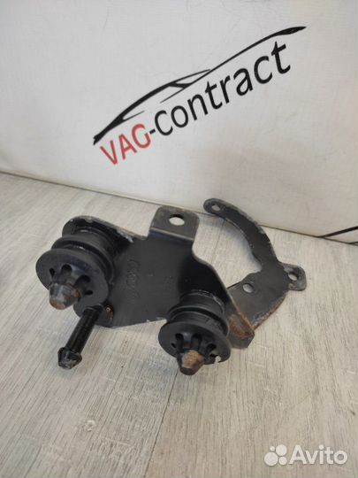 Кронштейн вакуумного насоса Skoda Octavia A5 1.6