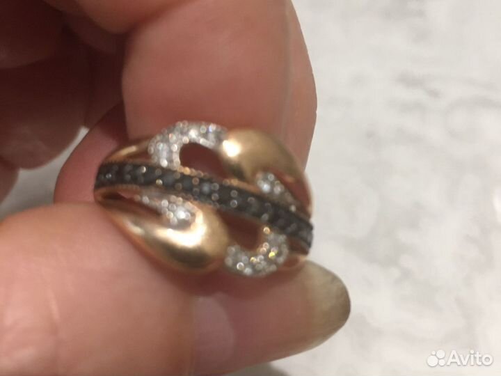 Золотое кольцо с бриллиантами черными