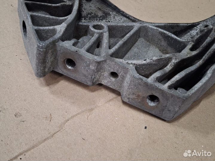 Кронштейн двигателя правый Volkswagen Passat B6