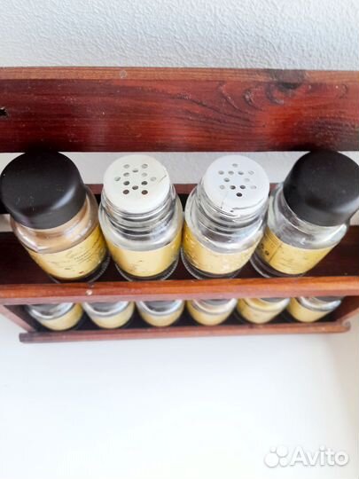 Набор специй на деревянной подставке