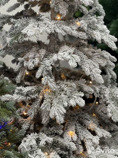 Заснеженная ёлка со встр. гирляндой-223а