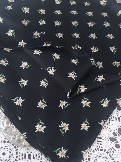 Эдельвейс платочки на чёрном фоне