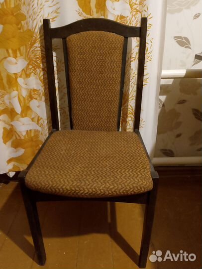 Стул с мягкой спинкой и сиденьем винтажный