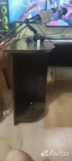 Угловой компьютерный стол