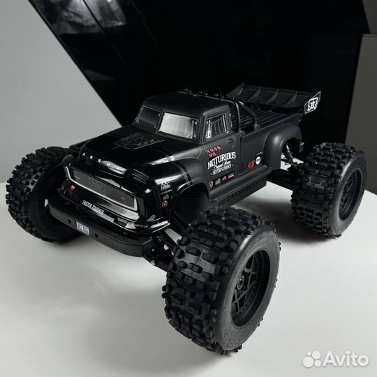 Rc модель Arrma Notorious 6S V6 1/8