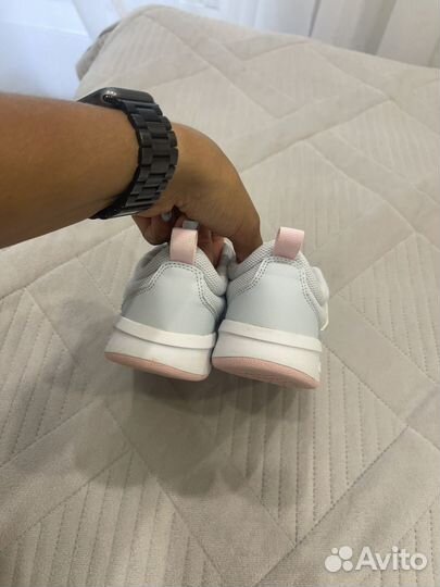 Кроссовки adidas 32