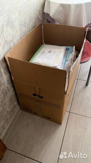 Коробка с женскими вещами