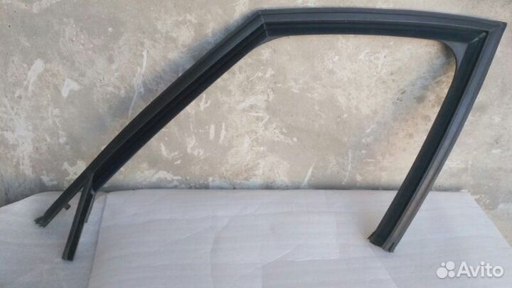 Уплотнитель стекла двери передний левый Citroen C4