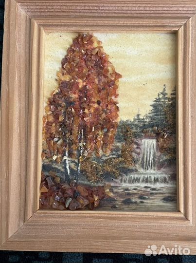 Миниатюры из янтаря в дереве