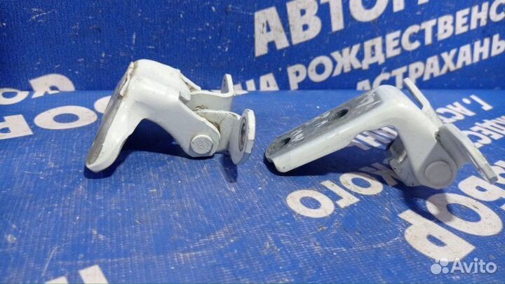 Петля двери Toyota Rav4 кроссовер 2010