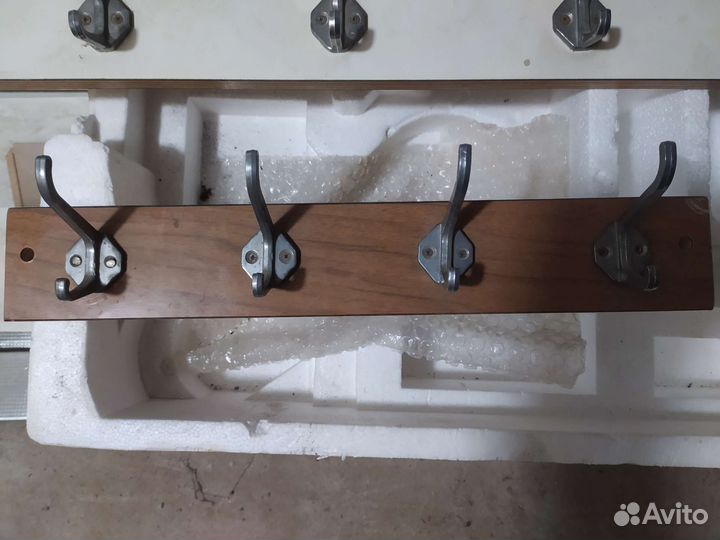 Вешалки настенные разные