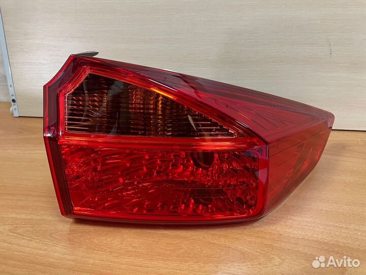 Фонарь задний правый Honda Grace GM6