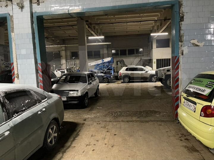 Машиноместо, > 30 м²