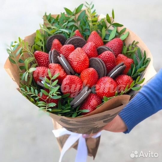 Букет из клубники. Букет из конфет. Фруктовые