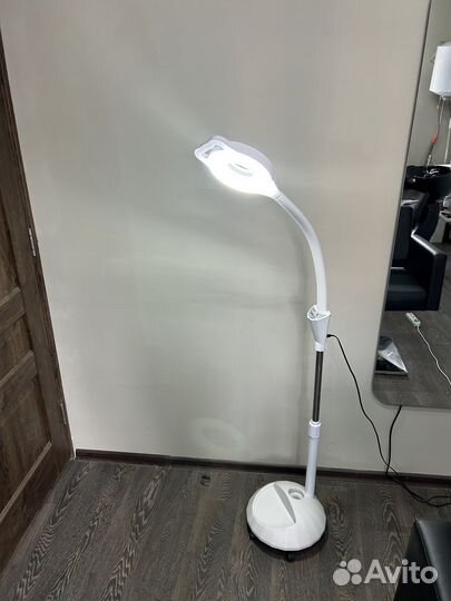 Лампа с лупой