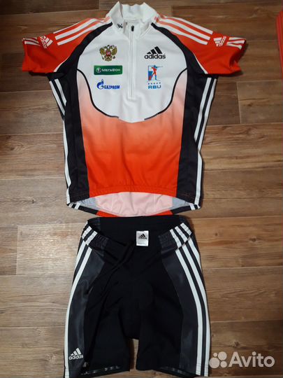 Продам велоформу Adidas р.44