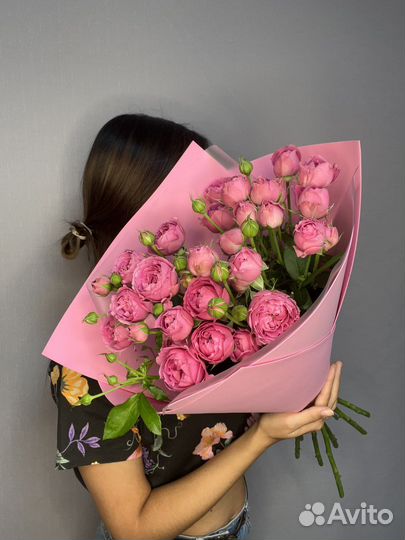 Пионовидные розовые розы Мисти баблз