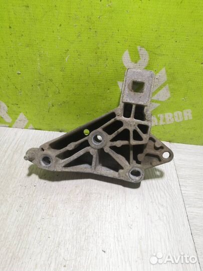 Кронштейн двигателя правый Рено Клио 2 Симбол