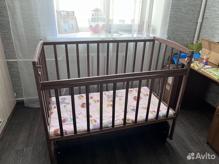 Детская кроватка с маятником