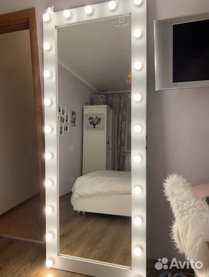 Гримерное зеркало с лампами