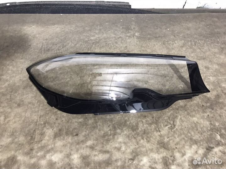 Стекло правой фары BMW G20