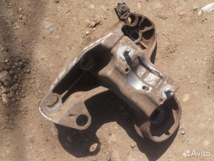 Кронштейн двигателя Audi a4b5/ Passat B5