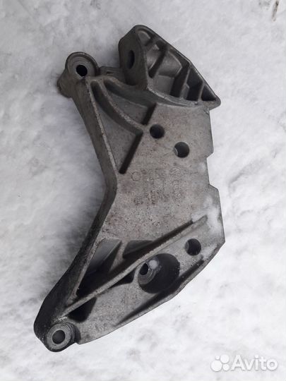 Кронштейн опоры двигателя правый VAG 1.8 tsi CDA