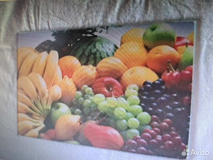 Сковорода и разделочная стеклянная доска