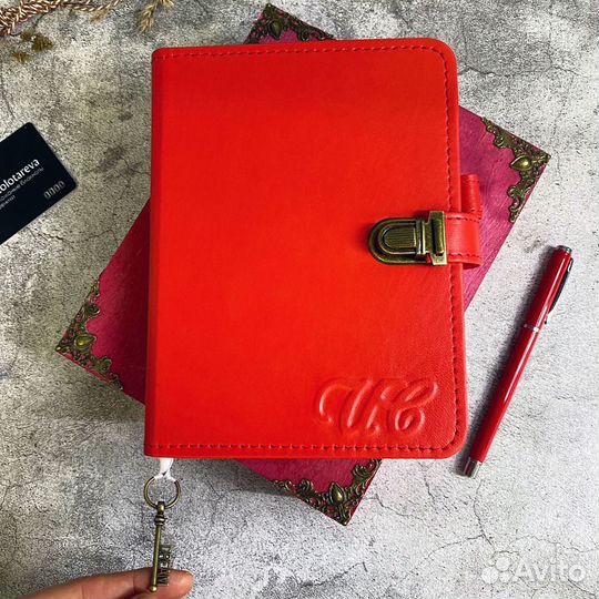 Люкс: Ярко-красный ежедневник Люкс в твердой обложке - яркий и стильный акцент в вашем образе