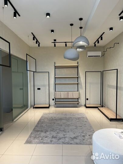 Сдаются в аренду полки и рейлы в новом шоуруме