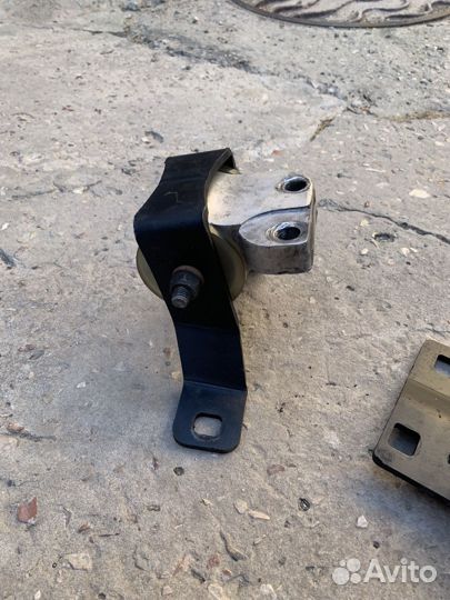 Усилинная опора двигателя и кпп мазда 3 бк мпс