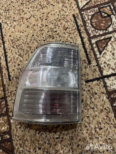 Фонарь задний левый мисубиши Поджеро4