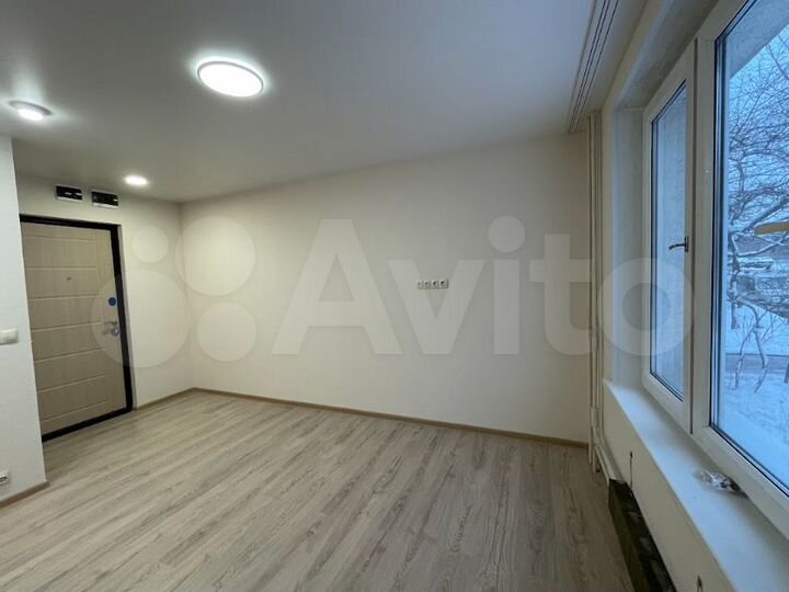 Доля в 2-к. квартире, 16,3 м², 1/9 эт.