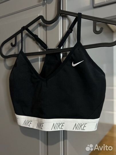 Спортивный топ Nike