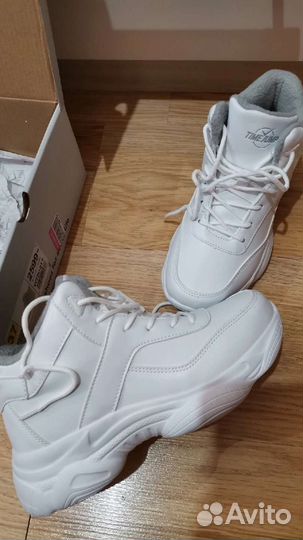 Кроссовки женские новые