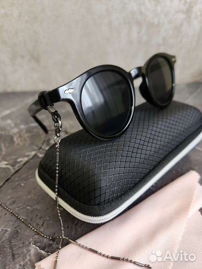 Солнцезащитные очки с чехлом и цепочкой новые