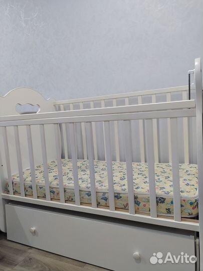 Детская кроватка с маятником и ящиком