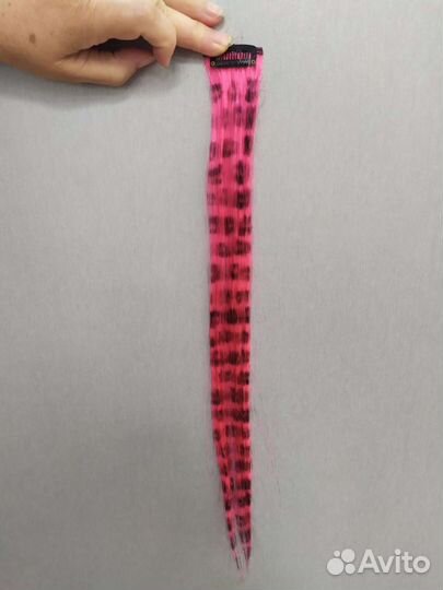 Пряди волос на заколках