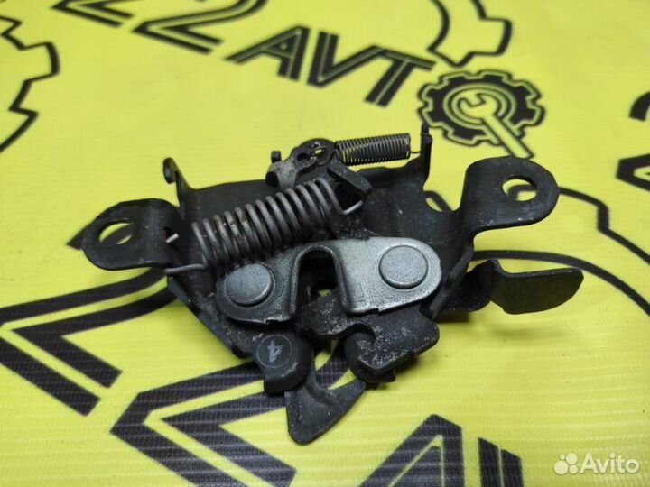 Замок капота Toyota Ist NCP60 2NZ-FE 11.2004