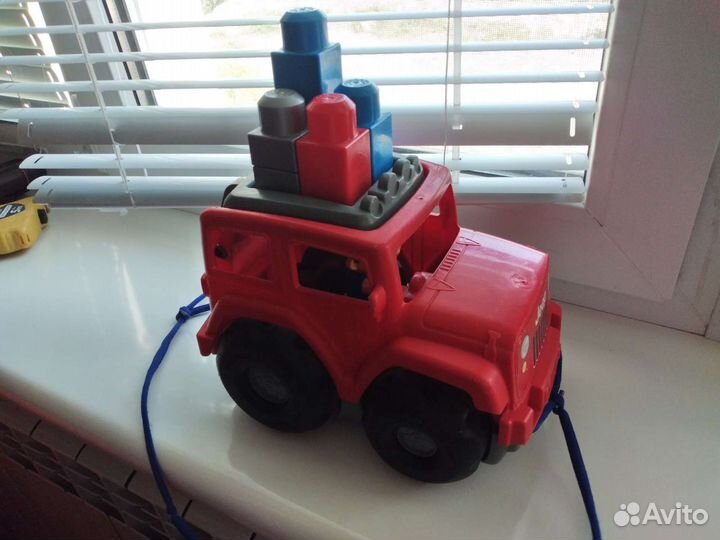 Машина Mega Bloks