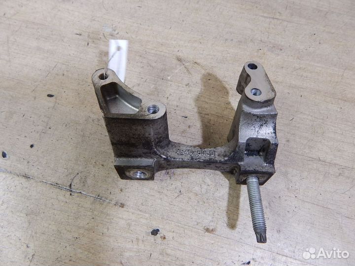 Кронштейн двигателя правый Ford Focus 1 1.8D