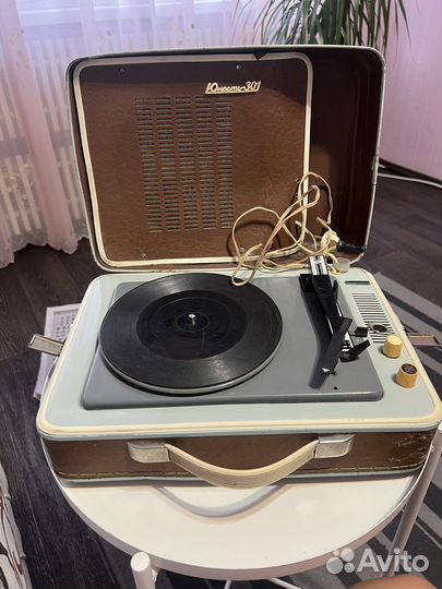 Проигрыватель винила юность 301 с пластинками