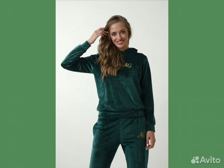 Велюровый спортивный костюм женский