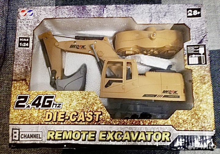 Машина экскаватор с пультом новый в коробке