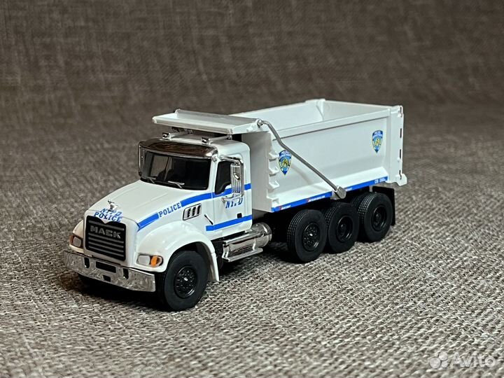 Mack Granite nypd самосвал 1:64 GreenLight