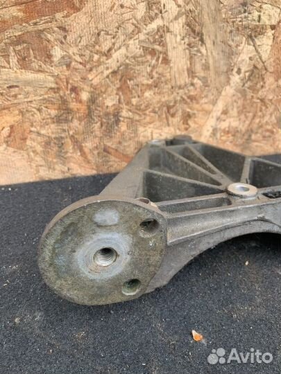 Кронштейн компрессора кондиционера Land Rover
