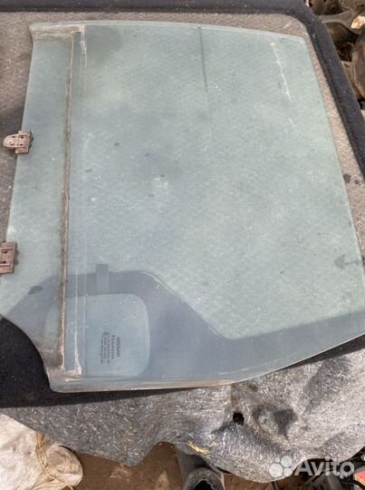Стекло nissan note e11 левое заднее