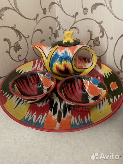 Графины, рюмки, тарелки, ваза, стаканы