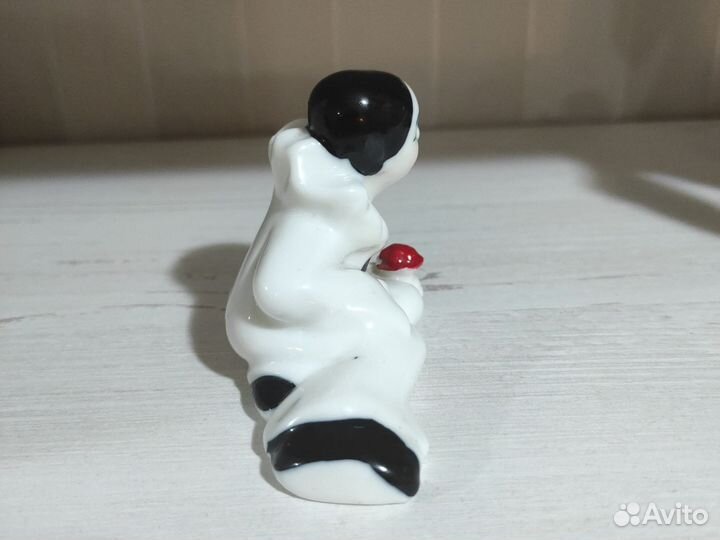 Винтажный Фарфоровый Возлежащий Пьеро С Розочкой