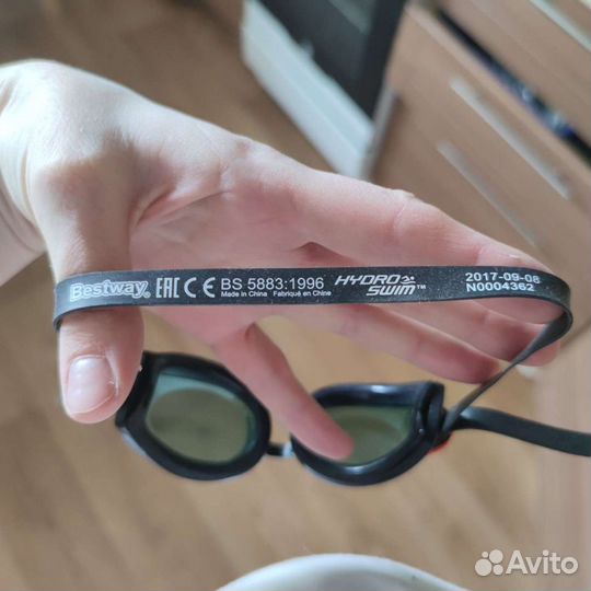 Очки и шапочка для плавания